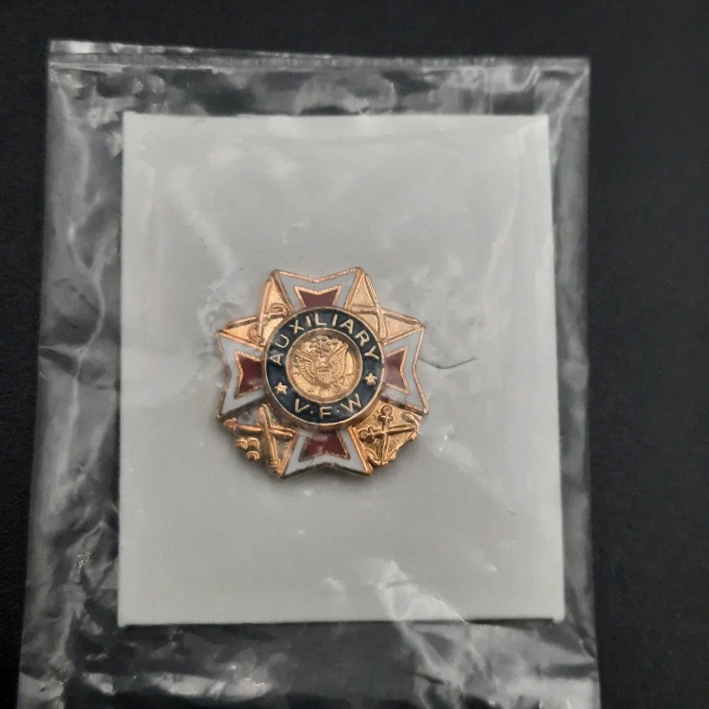 Vintage VFW Auxiliary Pin Red White‎ Blue Patriotic Cross Gold Tone Lapel